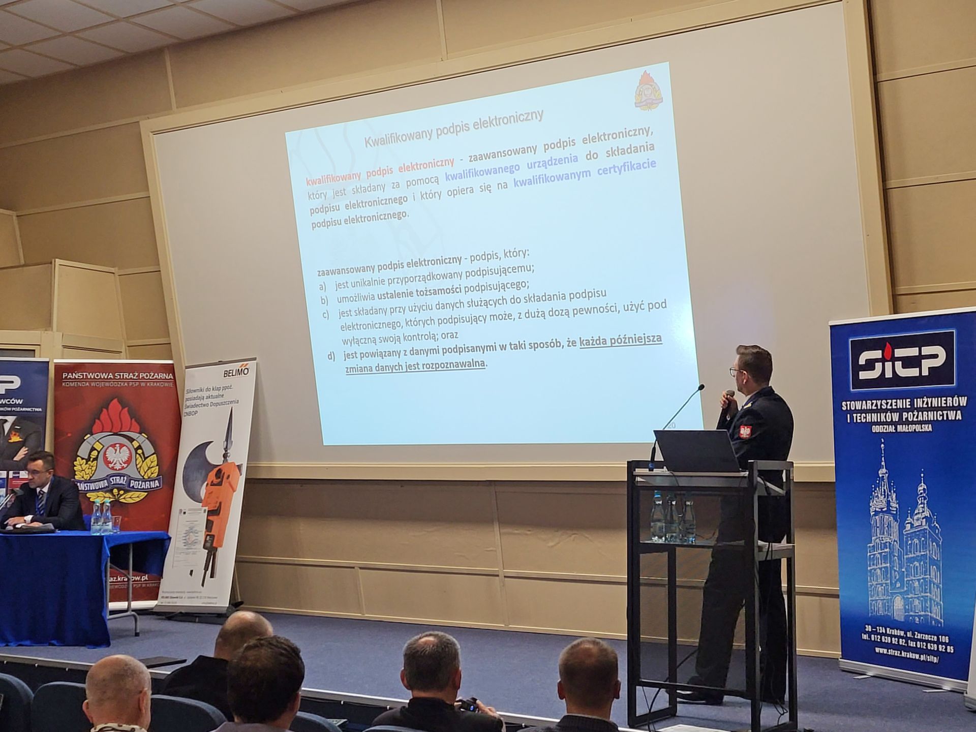 Jedno z wystąpień dotyczyło sposobu uzgadniania projektów budowalnych w postaci elektronicznej, z uwzględnieniem m.in. zagadnienia kwalifikowanego podpisu elektronicznego fot. Kamil Wleciał / KG PSP