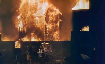 Ogień trawiący Atlantę wyglądał w filmie wiarygodnie, ponieważ „grał go” rzeczywisty pożar dekoracji przeznaczonych do rozbiórki / kadr z filmu