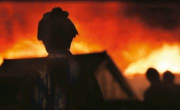 Główna bohaterka „Kurary” Katsushika Oi patrzy na pożar Edo, który stał się potem tematem jej kolejnego obrazu - niestety nie zachował się on / kadr z filmu