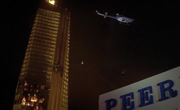 Ewakuacja za pomocą śmigłowca i zewnętrznej windy, fot. kadr z filmu, Płonący wieżowiec (The Towering Inferno), USA 1974, reż. Irwin Allen i John Guillerin