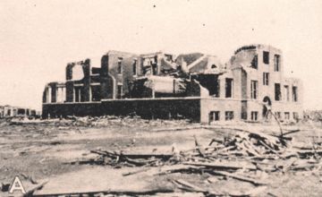 Budynek szkoły w Murphysboro w stanie Illinois po przejściu Tri-State Tornado. W szkole zginęło 17 uczniów, źródło: domena publiczna