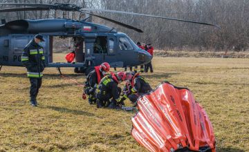 Zbiornik rozkłada się i podczepia do helikoptera w kilka minut fot. Jacek Herok / „Gazeta Policyjna
