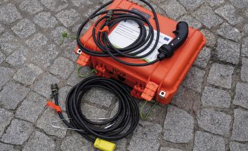 Power Pack wraz z przewodami. W skrzynce znajduje się zasilanie, dzięki któremu poprzez głowicę sterującą zostaje otwarty zawór zbiornika. Otwarcie zaworu następuje po przyciśnięciu spustu na kontrolerze, fot. Artur Kowalczyk