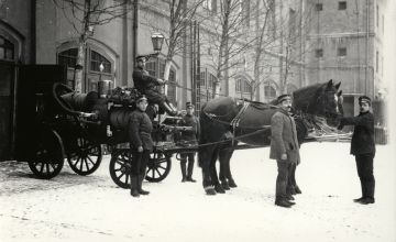 Oddział II Warszawskiej Straży Ogniowej. Zmiana służby podziału bojowego w Ratuszu, 1912 r. fot. arch. KM PSP m.st. Warszawy