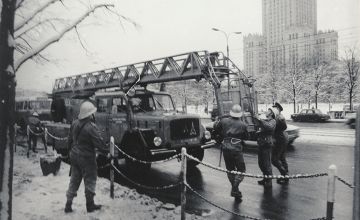 Strażacy z Oddziału III przygotowują się do rozstawienia drabiny Magirus 150D 10F, zdjęcie pochodzi z okresu 1965-1973 fot. arch. KM PSP m.st. Warszawy 