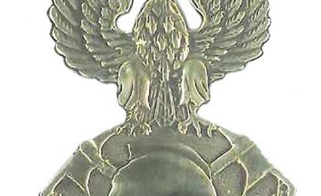 Fot. 7b. Wizerunek orła pożarniczego, załącznik nr 4 do rozporządzenia MSWiA z 18 listopada 1997 r. w sprawie umundurowania strażaków Państwowej Straży Pożarnej w wersji metalowej na czapkę rogatywkę wg obecnego rozporządzenia mundurowego 