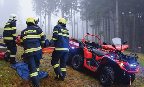 Czescy strażacy przenoszą poszkodowaną osobę z kolei linowej na pojazd. Fot. Bartosz Zdęga / JRG PSP w Bystrzycy Kłodzkiej