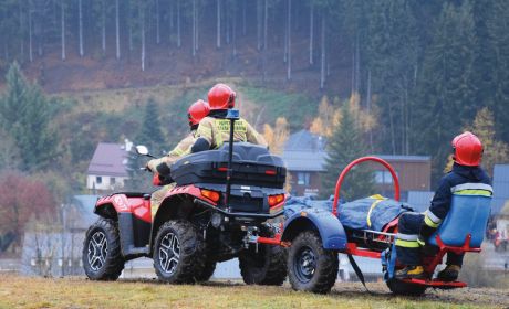 Polscy strażacy PSP przewożą poszkodowanego quadem. Fot. Bartosz Zdęga / JRG PSP w Bystrzycy Kłodzkiej
