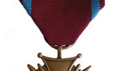 Krzyż Zasługi: brązowy, zawieszony na wstążce. Wersja współczesna o wymiarach 42 x 42 mm, widok ogólny / źródło: opracowanie własne