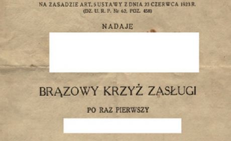 Dyplom nadania Brązowego Krzyża Zasługi, 1938 r. Zwraca uwagę odciśnięta sucha pieczęć prezesa Rady Ministrów oraz autograf Sławoja Składkowskiego, ostatniego przedwojennego premiera RP / źródło: Śląska Biblioteka Cyfrowa / domena publiczna