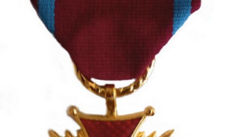 Krzyż Zasługi: złoty, zawieszony na wstążce. Wersja współczesna o wymiarach 42 x 42 mm, widok ogólny / źródło: opracowanie własne