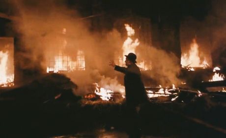 Fabryka bohaterów stanęła w płomieniach. Szkoda, że nie wykupili ubezpieczenia / fot. kadr z filmu. „Ziemia obiecana”, Polska 1974, scenariusz i reżyseria Andrzej Wajda