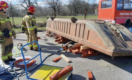 Posadowienie obiektu gabarytowego na podbudowie, w celu wycofania rozpieracza po wykonaniu podnoszenia / fot. Rafał Podlasiński