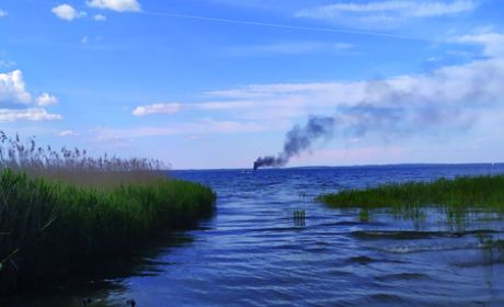 Widoczny z oddali pożar łodzi motorowej na jeziorze Śniardwy (8 czerwca 2021 r., Zdory) / fot. Andrzej Śląski / KP PSP w Piszu