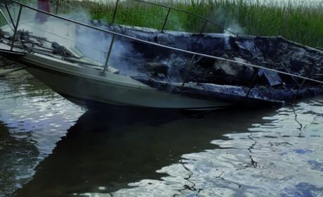 Spalona łódź motorowa - jezioro Śniardwy, 8 czerwca 2021 r. / fot. Patryk Krystkiewicz / KP PSP w Piszu