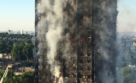 Dogaszanie Grenfell Tower kilka godzin od wybuchu pożaru fot. Natalie Oxford / Wikipedia / CC BY 4.0