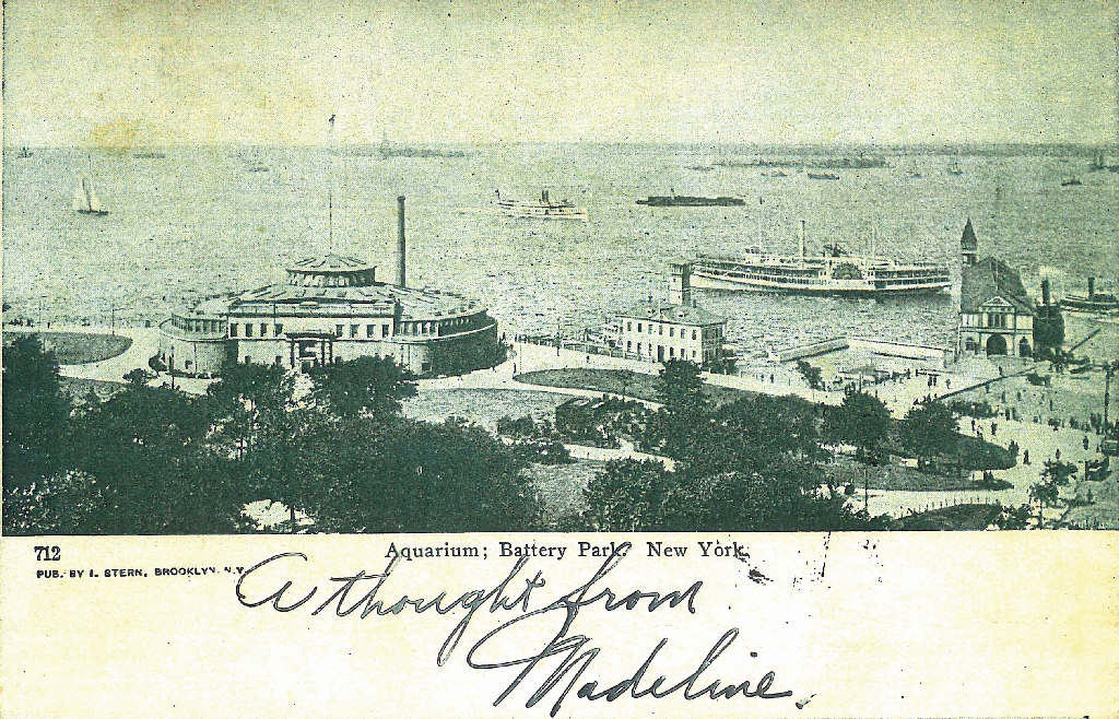Pocztówka z 1903 r. przedstawiająca nabrzeże Manhattanu, z basenem dla ówczesnych statków pożarniczych i budynkiem portowego oddziału nowojorskiej straży pożarnej. Na wodzie dumnie prezentuje się statek „Generał Slocum” - w 1904 r. pochłonął go ogień, zabierając przy tym w strasznych okolicznościach życie większości pasażerów - 1031 osób Ze zbiorów autora