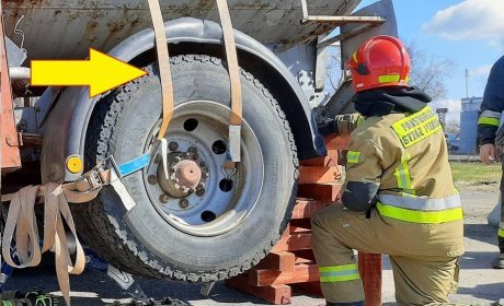 Zamocowanie dwóch pasów napinających na kole, po dwóch stronach jego osi symetrii - brak obrotu koła, redukcja „martwego podnoszenia”, zabezpieczenie przed opadnięciem fot. Rafał Podlasiński