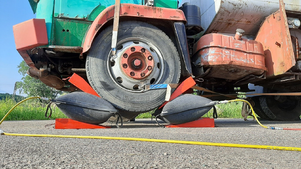 Podniesione koło z felgą wypukłą - układ do podniesienia: stopy (podesty) do poduszek wykonane z dwóch par klinów drewnianych, brak potrzeby zabezpieczenia pasem przed wysuwaniem (ze względu na mały kąt zawarty między powierzchnią stopy a podłożem)  fot. Rafał Podlasiński