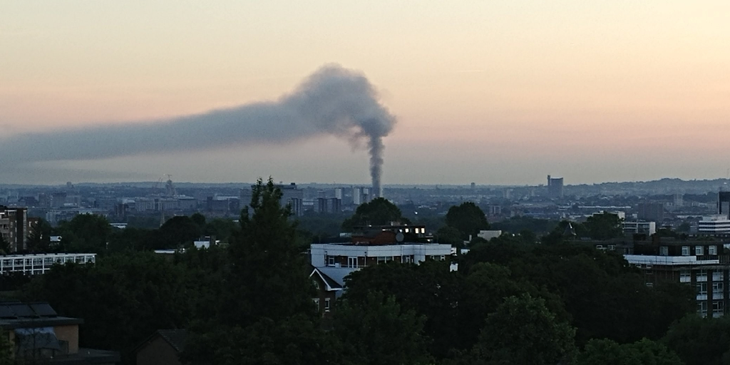 Dym unoszący się nad Grenfell Tower widoczny z oddali / fot. Cbakerbrian / Wikipedia (CC BY-SA 4.0)