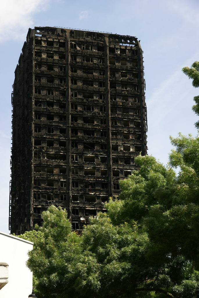Ruiny Grenfell Tower po pożarze fot. ChiralJon / Wikipedia (CC BY 2.0)
