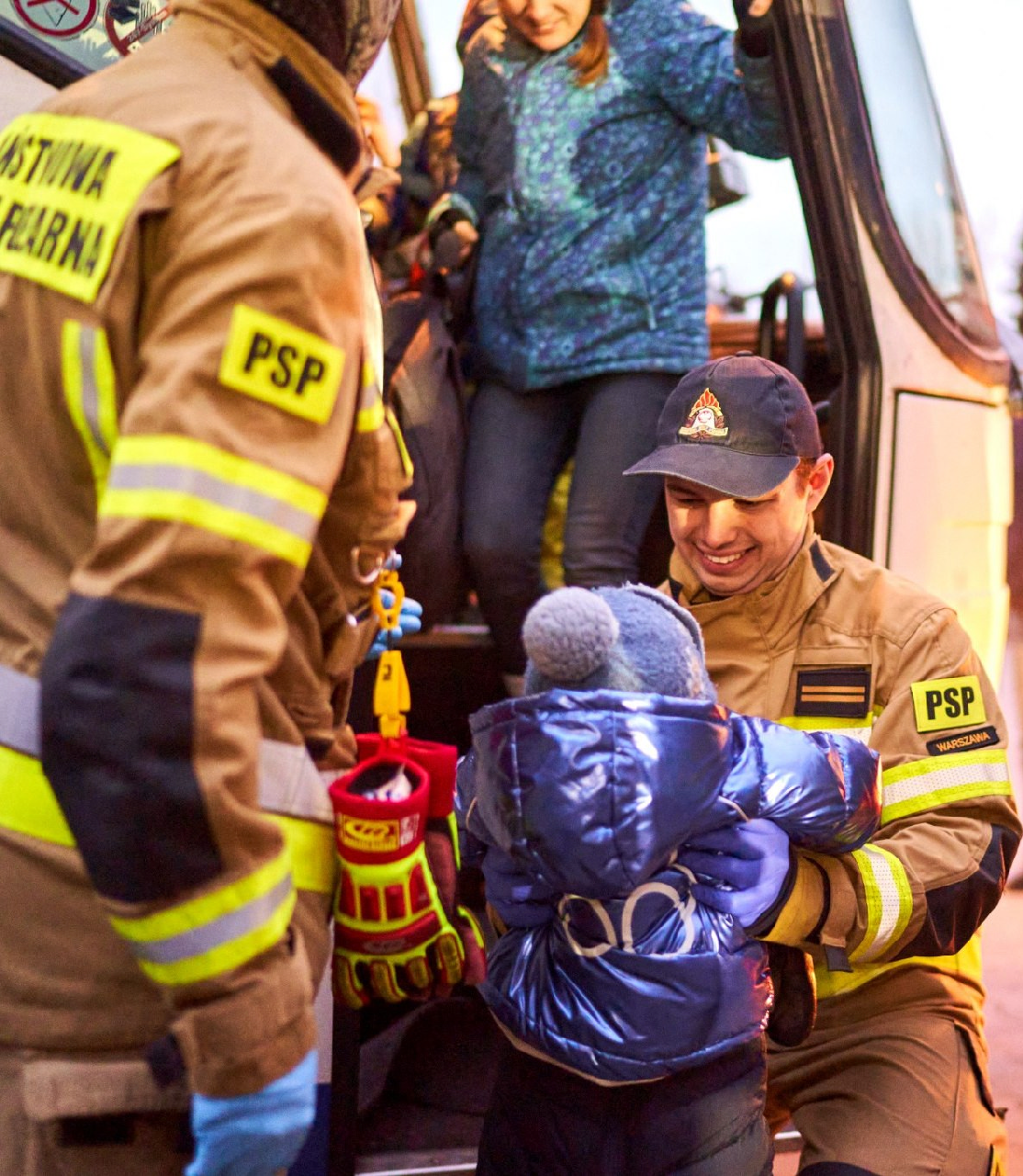 strażak pomagający dziecku z Ukrainy/ fot. Tomasz Flak/ KP PSP w Przeworsku