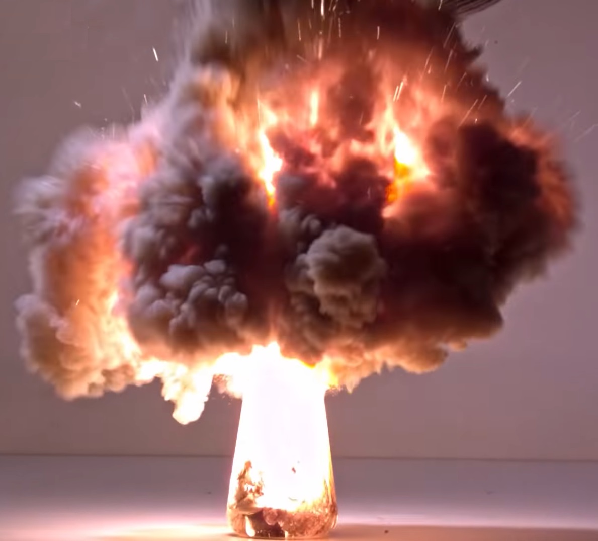 Rozkład i wybuch niepalnego CCl4 podczas gaszenia pożaru magnezu / fot. I Soaked Burning Magnesium in Nonflammable Liquids! / Chemical Force (YouTube) 