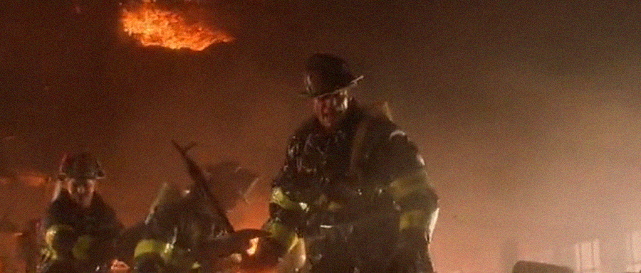 Strażacy niemal toną w ogniu, a jednak nie potrzebują zabezpieczenia dla twarzy…/ fot. kadr z filmu 