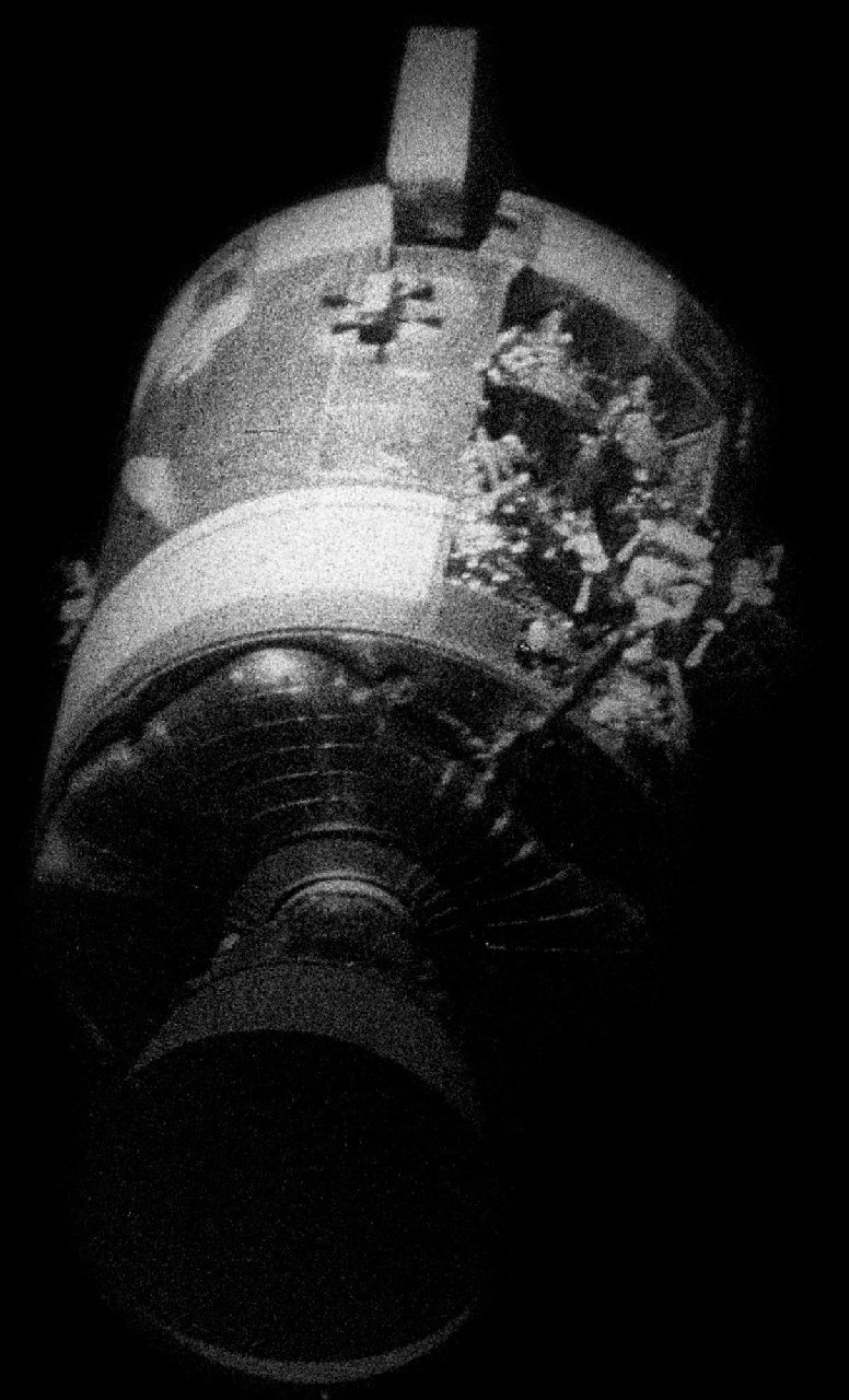 Uszkodzony moduł serwisowy po odłączeniu, sfotografowany przez załogę fot. Wikipedia (domena publiczna)