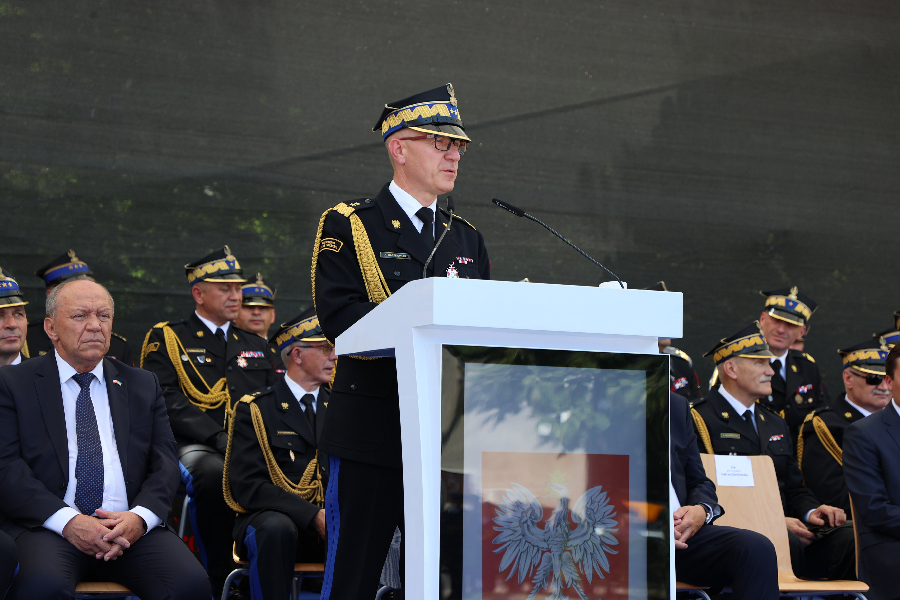 Komendant główny PSP gen. brygadier Andrzej Bartkowiak podkreślił znaczenie sztandaru dla formacji / fot. Karol Kierzkowski / Wydział Prasowy KG PSP