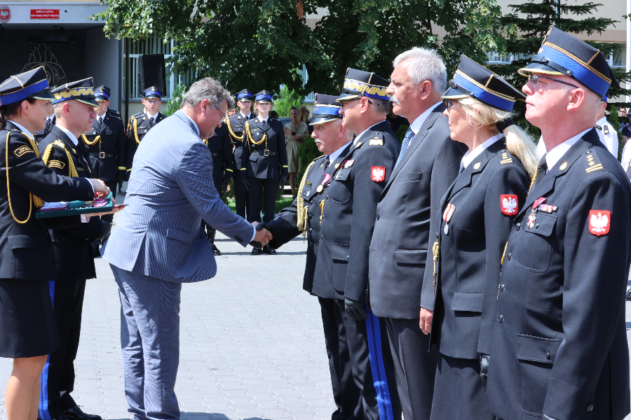 Sekretarz stanu MSWiA oraz komendant główny PSP wręczają odznaczenia funkcjonariuszom PSP i pracownikom cywilnym / fot. Karol Kierzkowski / Wydział Prasowy KG PSP