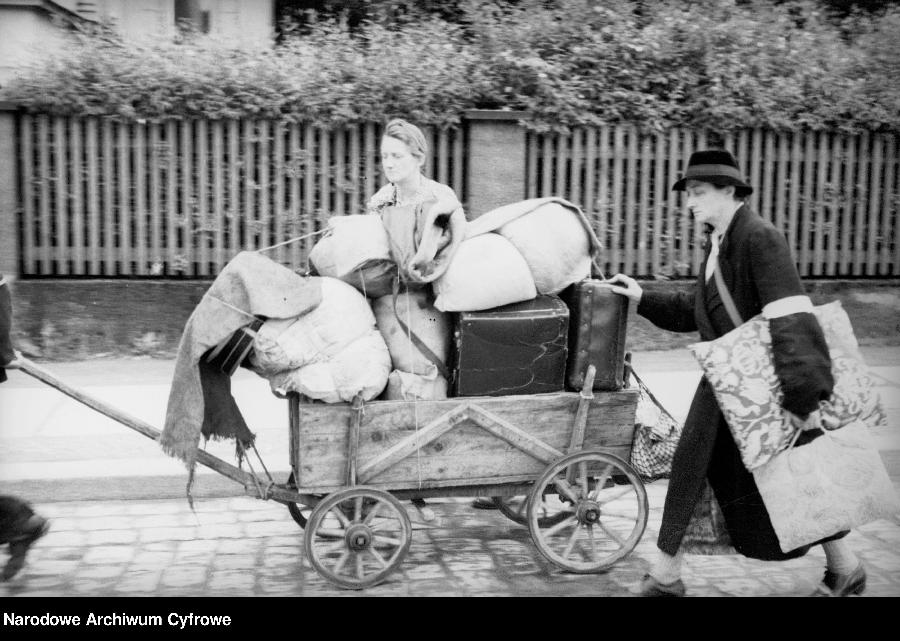 W razie konfliku ludność zabiera najważniejsze i najcenniejsze rzeczy i ucieka. Na zdjęciu przesiedleńcy, lata 1945-1950 / fot. NAC