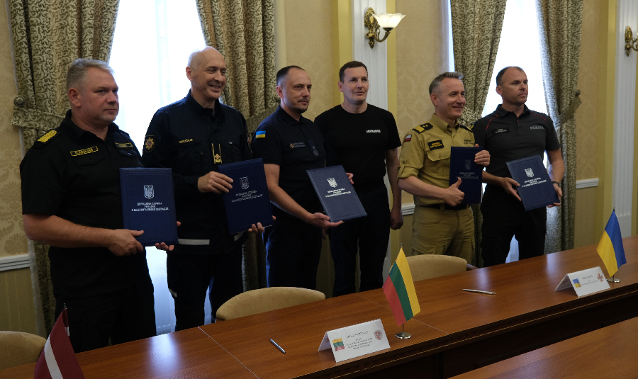 gen. brygadier Andrzej Bartkowiak podczas podpisania porozumienia z szefami służb Ukrainy, Litwy, Łotwy i Estonii / fot. arch. KG PSP