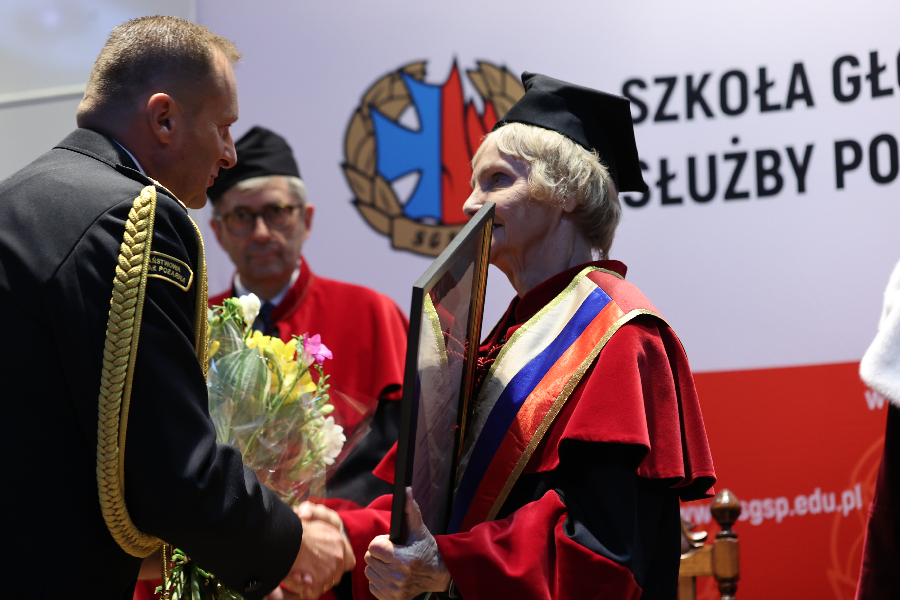 nadbryg Adam Konieczny, zastępca komendanta głównego PSP składa gratulacje pani profesor / fot. Grzegorz Trzeciak / KG PSP