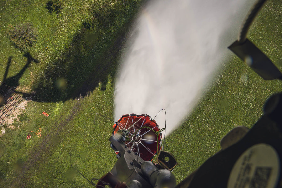 Bambi bucket w akcji podczas ćwiczeń / fot. Piotr Zwarycz / KG PSP