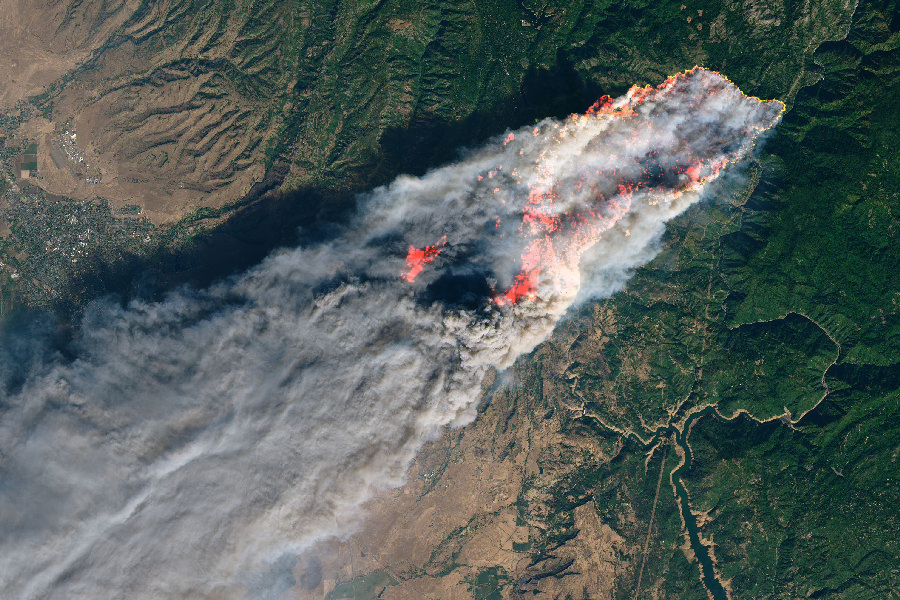 Camp Fire widziany z satelity Landsat 8/ fot. Wikipedia / domena publiczna