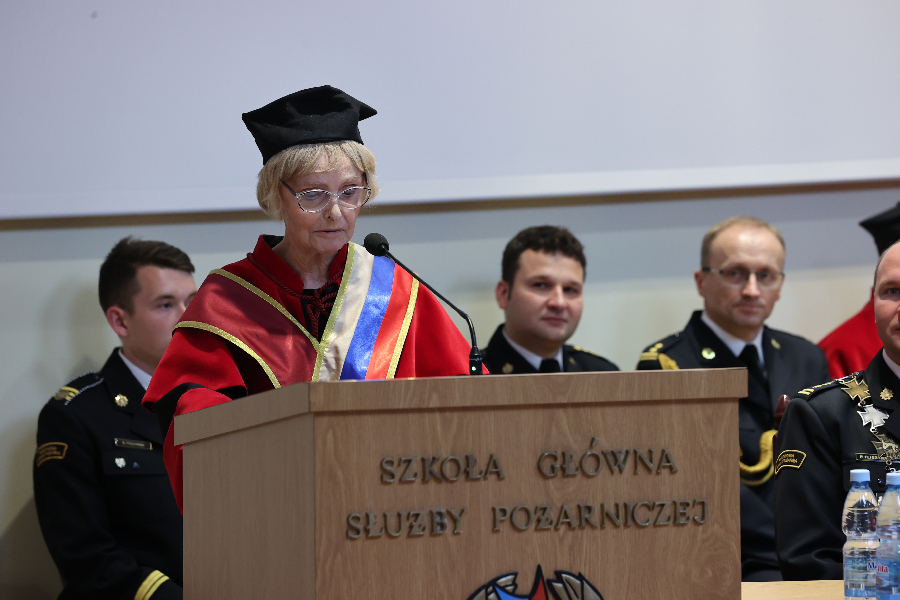 Melania Pofit-Szczepańska podczas uroczystości wręczenia tytułu doktora honoris zausa / fot. Grzegorz Trzeciak / KG PSP