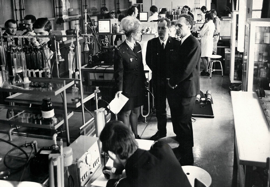 Podczas zajęć w laboratorium WOSP - lata 70. XX w. / fot. archiwum prywatne M. Pofit-Szczepańskiej