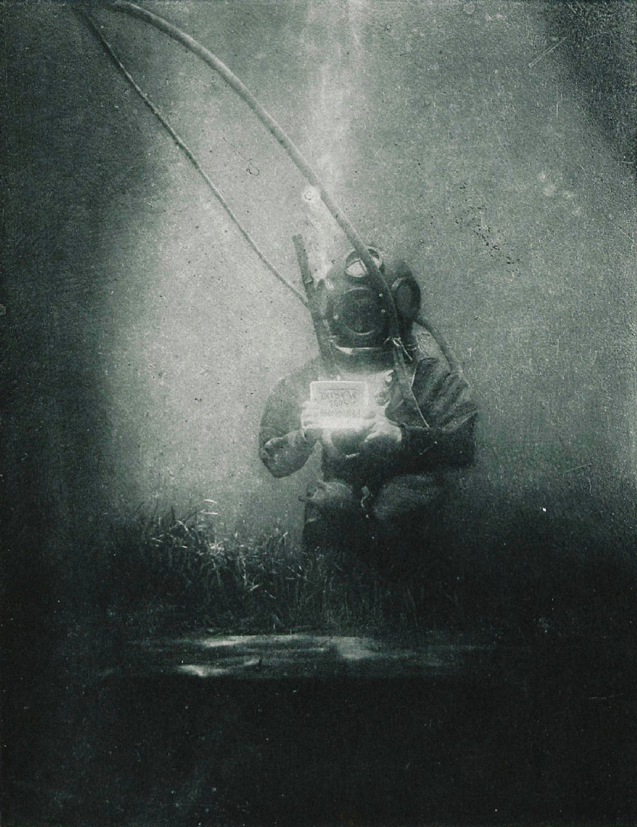 Podwodne zdjęcie z 1899 r. - zastosowanie aparatu oddechowego / fot. Wikipedia / domena publiczna