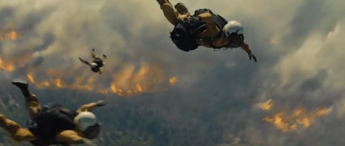 Strażacy skaczący ze spadochronami do pożaru / fot. kadr z filmu