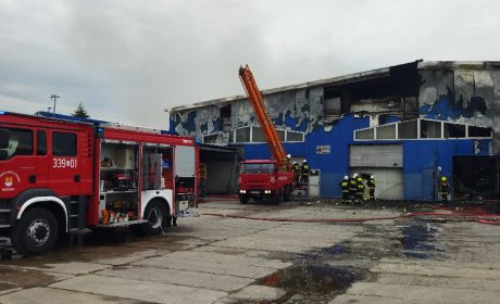 Pożar hali produkcyjno-magazynowej w miejscowości Piotrawin