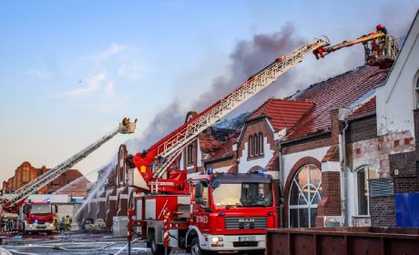 Pożar dachu krytego basenu we Wrześni