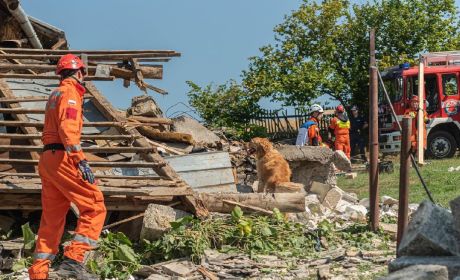 Zawalony budynek mieszkalny i pożar w miejscowości Zalasowa