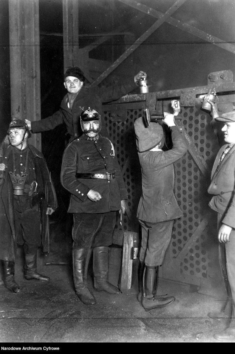 Kopalnia Gothard w Orzegowie - strażacy przy zabezpieczaniu szybu  fot. Czesław Datka, NAC, sygn. 3/1/0/8/1279 