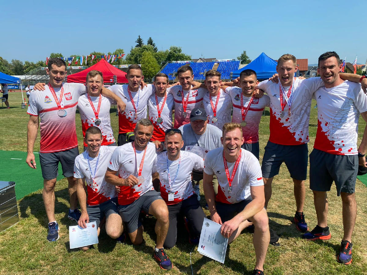 Szczęśliwi srebrni medaliści - reprezentacja Polski w sporcie pożarniczym ;/ fot. Szymon Ławecki / Biuro Edukacji KG PSP