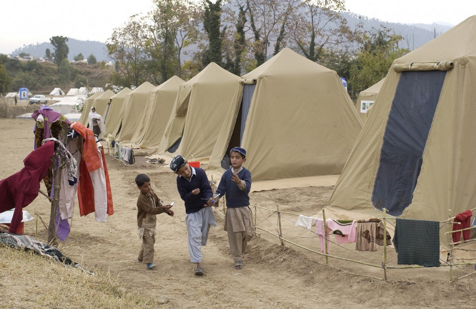 Namioty w obozie w rejonie Shinkari w Pakistanie / źródło: https://pxhere.com/en/photo/1138718?utm_content=shareClip&utm_medium=referral&utm_source=pxhere