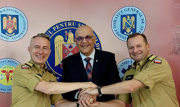 Komendant główny PSP gen. brygadier Andrzej Bartkowiak i zastępca komendanta głównego PSP nadbryg. Adam Konieczny podczas spotkania z sekretarzem stanu, szefem Departamentu Sytuacji Nadzwyczajnych w Ministerstwie Spraw Wewnętrznych Rumunii dr. Raedem Arafatem / fot. Katarzyna Borysiuk-Czapla / BOL KG PSP