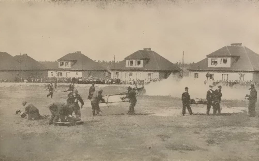 Ratowanie rannych z pola bitwy, widoczne kolumny sanitarne w maskach przeciwgazowych fot. „Kwartalnik Strażacki Powiatu Świętochłowickiego” 1931, nr 2-3