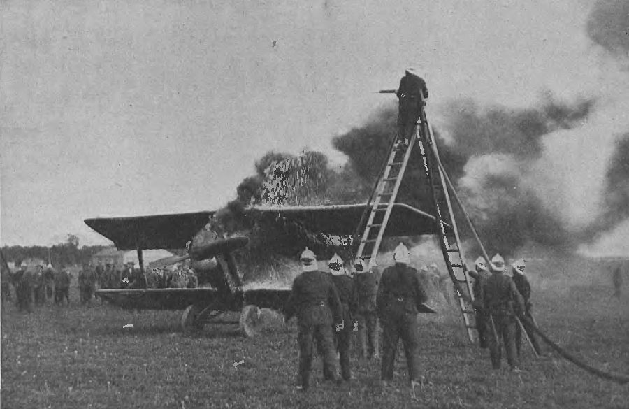 Strażacy demonstrują gaszenie samolotu  fot. Jan Ryś / „Tygodnik Ilustrowany” 1930, nr 21