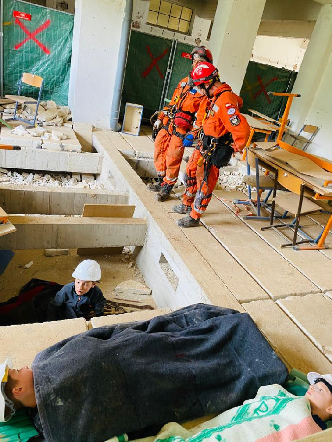 Ratownicy po wielu zmaganiach dotarli do dzieci w częściowo zawalonym budynku szkoły fot. arch. USAR Poland